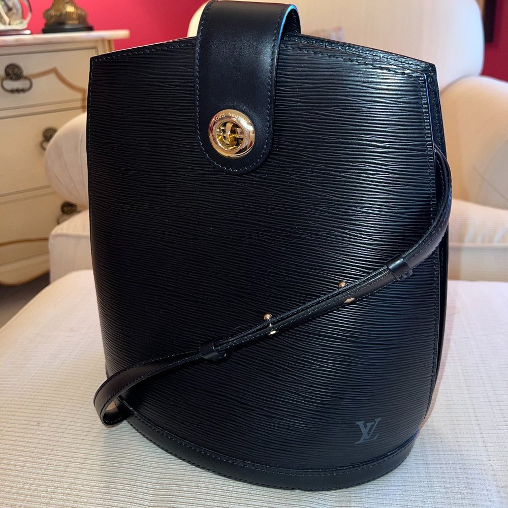 Louis Vuitton Cluny Shoulder Bag Epi Leather in black Vintage